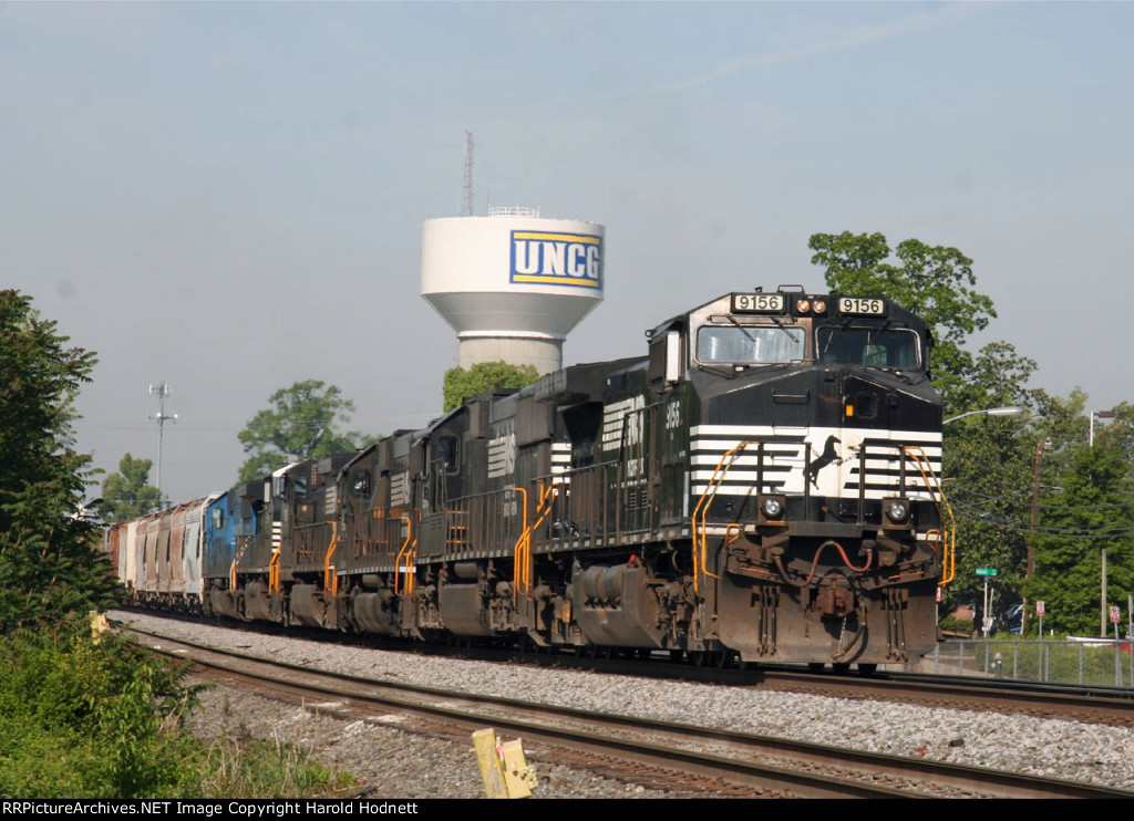 NS 9156 prepares to lead train 351 northbound